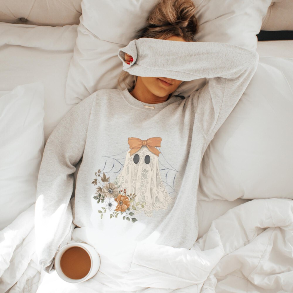 Halloween Lace Ghost Sweatshirt Ghost Bow Crewneck Coquette Halloween Sweater Spooky Fall Floral Long Sleeved Sweatshirt Cute Ghost Lovers